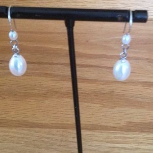 Dangle pearl earrings